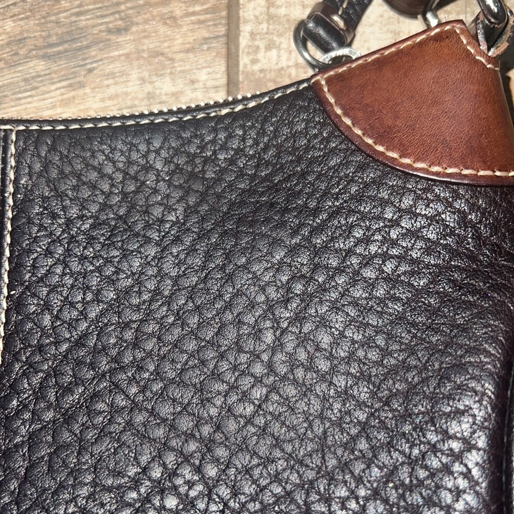 Dooney and Bourke black pebbled leather shoulder bag - Picture 2 of 6